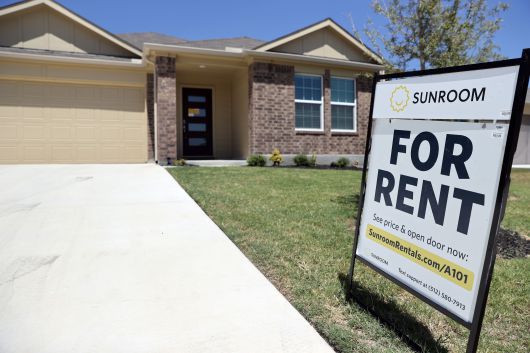 지난 9월 미 텍사스 교외의 한 주택에 '임대'라고 써놓은 표지판이 붙어 있다/EPA 연합뉴스
