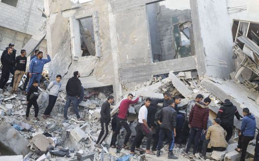 이집트 접경 라파도 초토화 - 3일(현지 시각) 가자지구 최남단의 이집트 국경 도시 라파에서 주민들이 이스라엘 공습으로 무너진 건물을 수색하고 있다. 이날 이스라엘군은 라파 동부 지역을 탱크 등으로 공격하고, 가자 남부의 최대 도시 칸유니스 주변의 주택, 학교, 이슬람 사원 등 50여 곳을 타격했다. 가자 남부 일대에는 가자 주민 230만명 중 70%가량이 대피 중인 것으로 알려졌다. /AP 연합뉴스