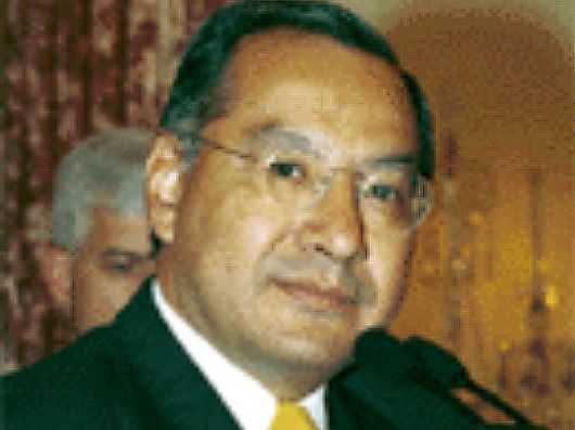 미국 국무부가 공개한 빅터 마누엘 로차 전 주볼리비아 미국대사의 외교관 활동 당시 사진. 로차는 1981년부터 약 40년 간 쿠바 총첩보국을 위해 일한 혐의로 체포 기소됐다. /AP 연합뉴스