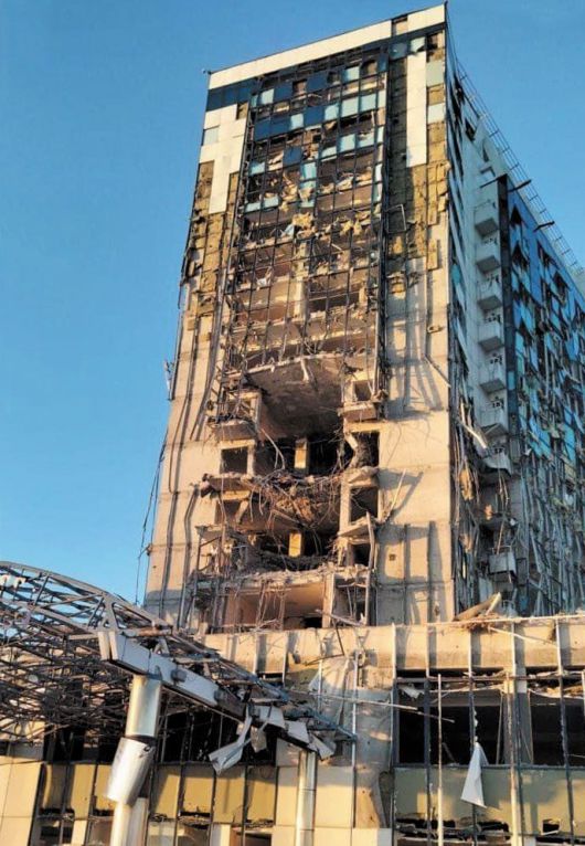 폭격 맞은 오데사 호텔 - 지난달 말 우크라이나 최대 수출항(港)인 오데사항의 옛 무역 터미널과 연결된 호텔 외벽과 유리 등 건물 전체가 러시아의 폭격으로 크게 파괴된 채 남아 있다. /오데사항