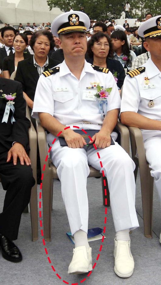 보훈부 차관으로 임명된 이희완 대령이 의족(빨간원)을 착용한 모습./이태경 기자