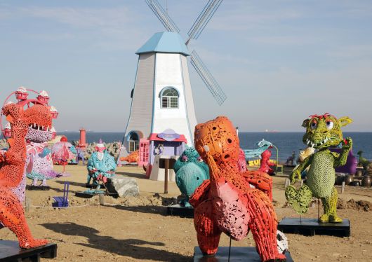 지난 4일 울산 울주군 서생면에 선보이고 있는 정크아트 작품들. /뉴스1