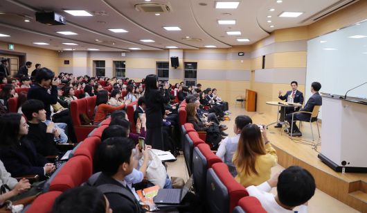 지난 5월 태국 총선에서 '제1당'에 오르는 돌풍을 일으킨 전진당(MFP)의 피타 림짜른랏 전 대표가 6일 오후 서울 성북구 고려대 정경관에서 '태국 민주주의와 한국-태국 관계의 미래'를 주제로 특별강연을 하고 있다. /남강호 기자