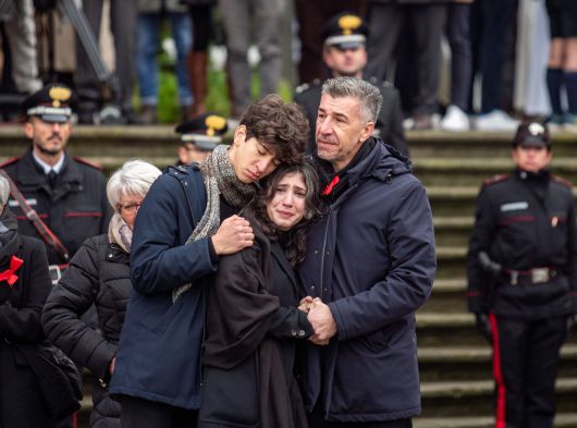 지난 5일(현지시간) 이탈리아 동북부 파도바 산타 주스티나 대성당에서 열린 체케틴의 장례식에서 가족들이 슬퍼하고 있다. /EPA=연합뉴스