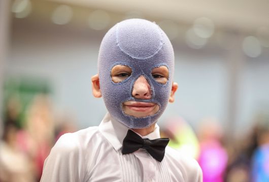 러시아 공습에 죽음의 문턱까지 갔다온 8살 소년 로만. /로이터 뉴스1