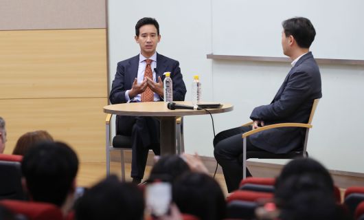 지난 5월 태국 총선에서 '제1당'에 오르는 돌풍을 일으킨 전진당(MFP)의 피타 림짜른랏 전 대표가 6일 오후 서울 성북구 고려대 정경관에서 '태국 민주주의와 한국-태국 관계의 미래'를 주제로 특별강연을 하고 있다. 이날 강연은 신재혁 고려대 교수와의 대담 형식으로 진행됐다. /남강호 기자