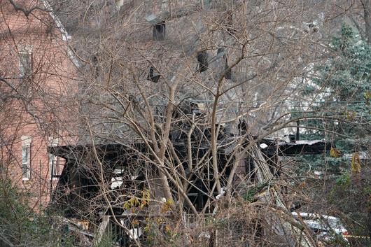 지난 4일 미국 버지니아주 알링턴 카운티 주택에서 발생한 폭발로 집이  형체도 알아볼 수 없을 정도로 파손됐다. /AFP 연합뉴스