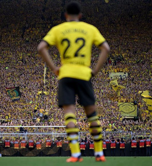 도르트문트 관중을 바라보는 벨링엄. / X(옛 트위터).