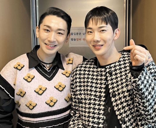 뮤지컬 '렌트'에 '앤젤'로 함께 출연 중인 배우 김호영(왼쪽)과 조권. /배우 조권 제공