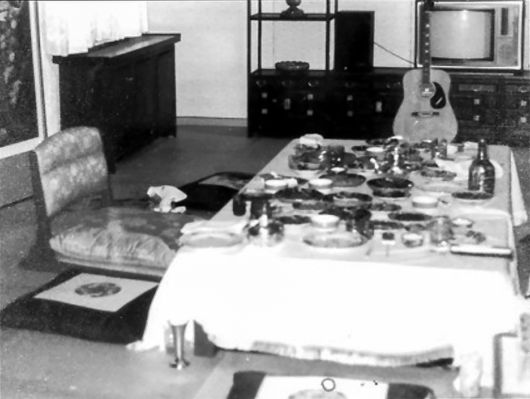 사건 발생 약 10시간 후인 10월 27일 오전 5시 육군 과학수사 연구소가 채증한 시해 현장 사진. 우측에 시바스 리갈 병이 보입니다. /육군과학수사연구소