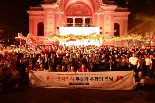 지난 15일 베트남 호치민의 사이공 오페라하우스에서 열린 ‘호치민 무술축제’에서 대한씨름협회 및 현지 관계자들이 기념촬영을 한 모습. /대한씨름협회
