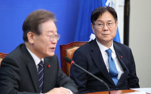 이관섭 대통령실 정책실장이 지난 14일 서울 여의도 국회에서 이재명 더불어민주당 대표를 만나 이 대표의 발언을 경청하고 있다. /남강호 기자