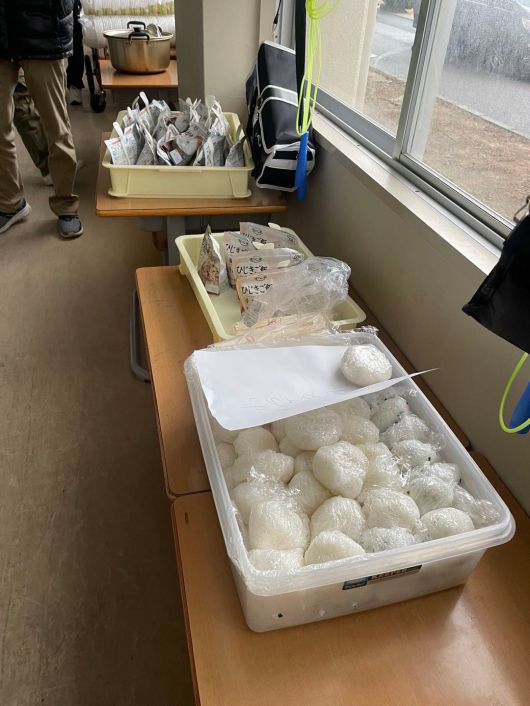 일본 이시카와현 와지마시 몬젠 마을 니시소학교 체육관 피난소에서 3일 배급된 오니기리(주먹밥) 등 아침 식사/성호철 특파원