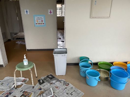 3일 일본 이시카와현 와지마시 몬젠 마을에 있는 니시소학교 체육관이 지난 1일 지진으로 균열이 가면서 내부에 누수가 발생하고 있다./성호철 특파원