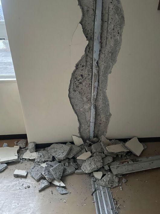 3일 일본 이시카와현 와지마시 몬젠 마을 니시소학교 체육관 내벽 일부가 지난 1일 발생한 지진으로 무너져내려 있다./성호철 특파원