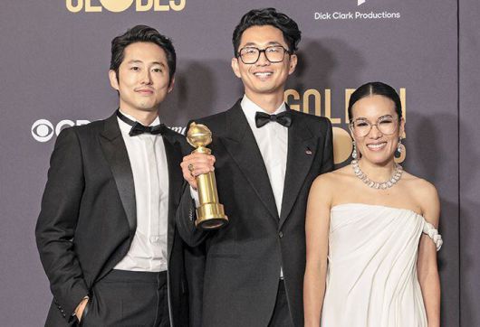 미국 LA에서 7일(현지 시각) 열린 제81회 골든글로브 시상식에서 TV 단막극 부문 작품상·남녀 주연상을 석권한 넷플릭스 드라마 ‘성난 사람들(Beef)’의 한국계 배우 스티븐 연과 이성진 감독, 중국·베트남계 배우 엘리 웡(왼쪽부터)이 트로피를 들고 웃고 있다. 이 감독이 각본을 쓴 ‘성난 사람들’은 분노를 삼키고 살던 아시아계 이민자들을 통해 코로나 시대 현대인들의 보편적 심리를 그대로 보여줬다는 호평을 받았다. /EPA 연합뉴스