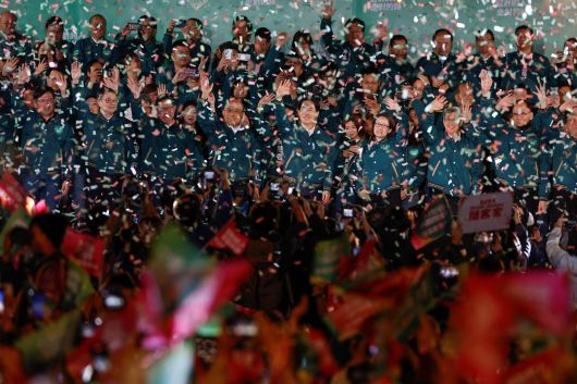 대만 총통 선거에서 승리한 민진당 진영이 13일 밤 타이베이에서 자축하고 있다./로이터 연합뉴스