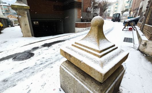 한옥집에서 5분 정도 거리 골목에 서 있는 돌기둥. 벽수산장 입구 흔적이다. '아방궁'이라 불렸던 벽수산장은 1966년 화재로 사라졌다.