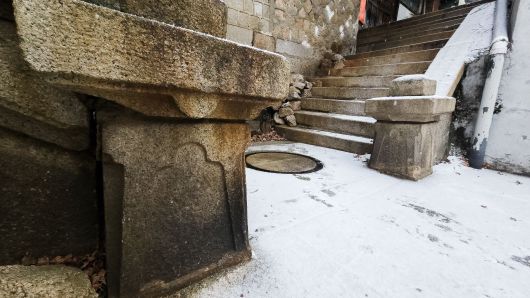 벽수산장 한옥집 오르는 계단과 기둥. 일본식으로 깎은 화강암 기둥이다.