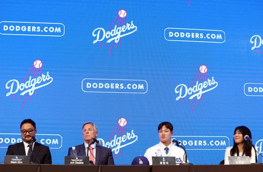 2023년 8월 메이저리그 LA다저스와 마산 용마고 투수 장현석이 입단기자회견을 여는 모습.  왼쪽부터 딘 킴 한국 담당 국제 스카우트, 존 디블 태평양 지역 스카우팅 디렉터, 장현석, 이예랑 리코스포츠에이전시 대표.  이 대표는 "장현석과는 중학교 3학년때부터 인연을 맺었고, 평생을 함께 할 수도 있는 친구"라며 "미국생활에 순조롭게 적응하는 것 같아 기대가 된다"고 했다. /연합뉴스