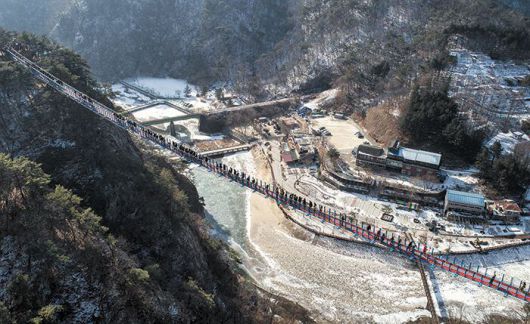 강원 원주시 지정면 소금산 그랜드밸리 내 출렁다리 모습. /고운호 기자