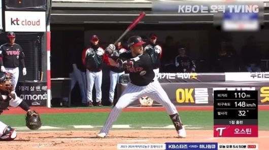 KBO 리그 타이틀 메인스폰서인 신한은행 로고를 가리고 TVING 로고를 노출시킨 모습. /티빙