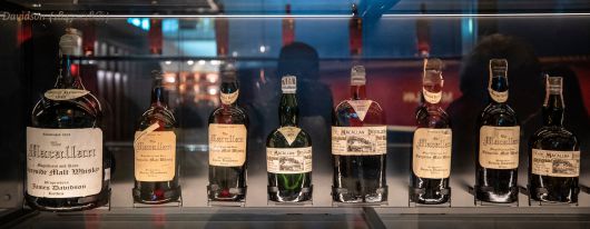 맥캘란이 소장하고 있는 가장 오래된 (맨 왼쪽)1848년 빈티지 제품 모습. 2024.2.25 /김지호 기자