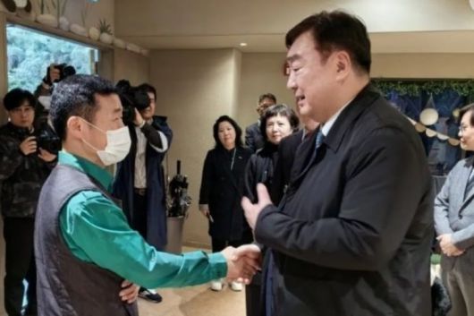 싱하이밍 주한중국대사가 지난 3일 오전 용인 에버랜드 푸바오 환송 행사에서 강철원 사육사와 만났다. /주한중국대사관