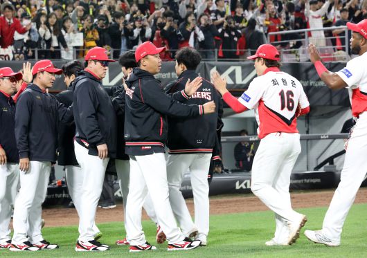 KIA 타이거즈가 5일 열린 KBO리그 광주 삼성 라이온즈전에서 5-2로 승리하고 선두를 탈환했다. (KIA 타이거즈 제공)