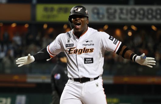 4일 대전 한화생명이글스파크에서 열린 프로야구 롯데 자이언츠와 한화 이글스의 경기. 7회말 무사 1루 때 안타를 쳐낸 한화 페라자가 환호하고 있다. 연합뉴스