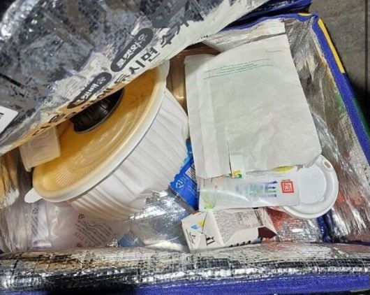 쓰레기로 가득찬 쿠팡 프레시백. /보배드림