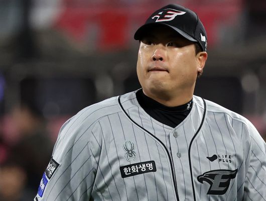 24일 오후 경기도 수원시 장안구 수원KT위즈파크에서 열린 ‘2024 신한은행 SOL뱅크 KBO리그’ 한화 이글스와 kt 위즈의 경기, 한화 류현진이 5회말 이닝을 실점 없이 마친 뒤 더그아웃으로 향하고 있다. 2024.4.24/뉴스1 ⓒ News1 김진환 기자