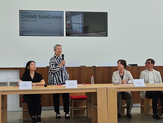 '아그네스 마틴: 완벽의 순간들' 객원 큐레이터를 맡은 프랜시스 모리스 전 테이트모던 관장이 지난 3일 언론공개회에서 전시 개요를 설명하고 있다. /허윤희 기자