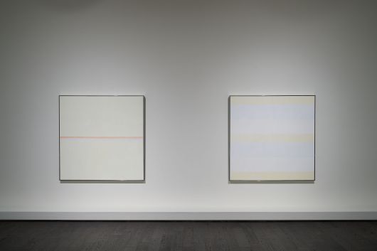 아그네스 마틴의 ‘순수한 사랑’(1999) 연작이 강릉 솔올미술관 3전시실에 걸린 모습. /솔올미술관
