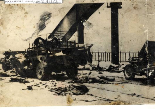 국립중앙도서관 소장 미군 노획 북한군 사진묶음 중 <‘서울 한강교에서의 적의 파괴 및 국방군의 참살 장면’>