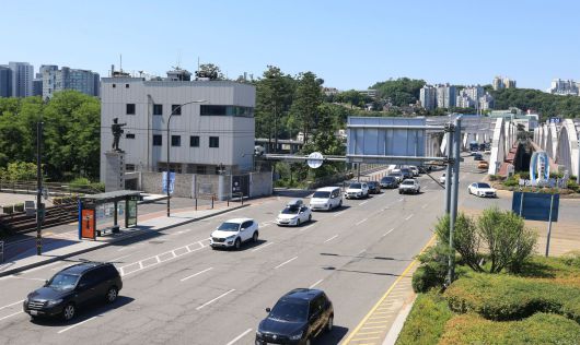 노들섬(중지도) 남단에 있는 이원등상사 동상(사진 왼쪽). 멀리 보이는 왼쪽 아치가 폭파 사건 당시 1번 상판이다. 폭파 당시 초소와 통제선은 이 아치 바로 앞에 설치돼 있었다. 오른쪽 아치는 1981년에 신설된 다리다. /박종인 기자