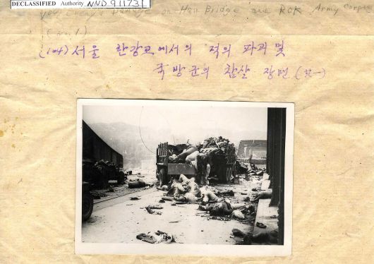 미군이 평양에서 노획한 인도교 폭파 직후 북한군 촬영 사진. 파괴된 차량과 국군 시신들이 보인다. 북한군은 이 사진에 ‘서울 한강교에서의 적의 파괴 및 국방군의 참살 장면’이라고 설명을 붙여놓았다. /국립중앙도서관
