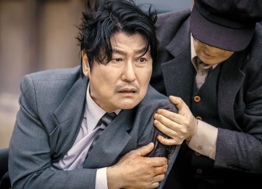 삼식이 삼촌(송강호·왼쪽)이 애증의 대상 강성민의 최후를 보고 비통해하는 모습. 배우 변요한·이규형·유재명 등 호연이 합쳐지며 완성도를 높였다. 디즈니+ 드라마 국내 1위(플릭스패트롤 기준)에 올랐지만 소재와 더빙의 한계 등으로 해외 성적은 좋지 못했다. /디즈니+