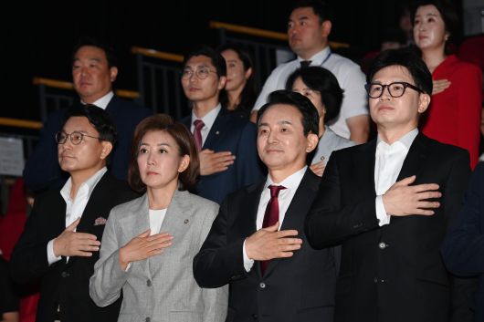 국민의힘 7·23 당대표 선거에 출마한 윤상현(앞줄 왼쪽부터), 나경원, 원희룡, 한동훈 후보가 지난 2일 오전 서울 강서구 ASSA아트홀에서 열린 ‘체인지 5분 비전발표회’에서 국민의례를 하는 모습. /뉴스1