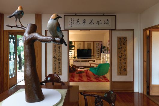 고택 곳곳에 자리한 새 오브제는 시공간을 초월해 서로 다른 시대를 연결하는 매개체를 의미한다. 운경재단.