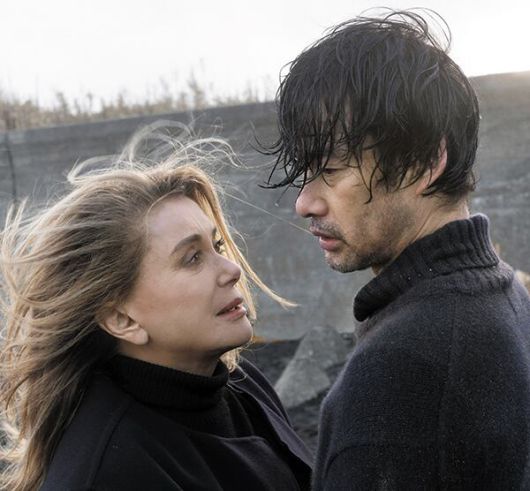 올해 부산국제영화제 폐막작인 ‘영혼의 여행’에서 주인공(카트린 드뇌브·왼쪽)은 죽은 후에도 영혼으로 이승을 떠돌다 삶의 의미를 재발견한다. /부산국제영화제