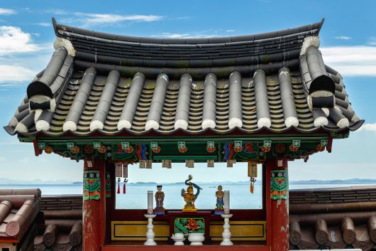 간월암은 사방이 바다 전망대다. 종교와 상관 없이 아담한 경내를 돌아보기만 해도 마음이 평온해진다. / 이건송 영상미디어 기자