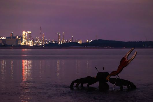 멸종위기종 흰발농게 서식지를 알리는 벌천포의 흰발농게 조형물. 해가 저물자 조형물 뒤편으로 대산공단의 야경이 점점 또렷해지며 이색 풍경을 연출한다. / 이건송 영상미디어 기자