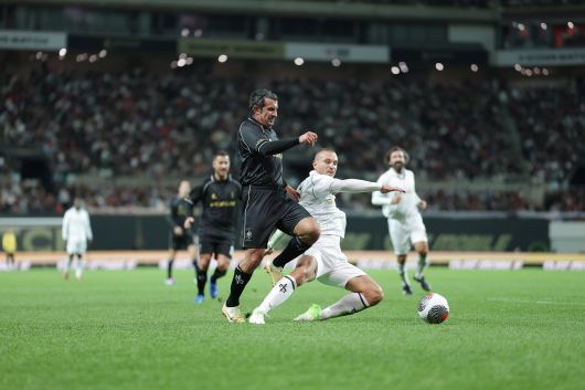 20일 넥슨 아이콘 매치에서 히바우두(왼쪽)의 드리블을 네마냐 비디치가 막아내고 있다. /넥슨