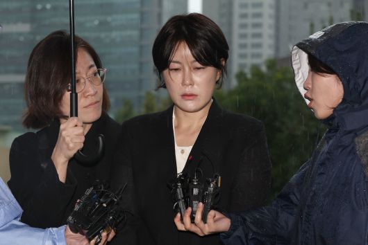 음주운전 사고를 일으킨 문재인 전 대통령의 딸 문다혜씨가 지난 18일 오후 서울 용산경찰서로 출석해 취재진 질문에 답하고 있다./연합뉴스