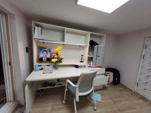 현주양 책상 한편에 놓인 아버지의 영정사진. /이랜드복지재단