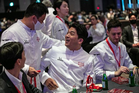 Chef Anh Sung-jae (center) is congratulated by fellow chefs after receiving three stars in the 2023 Michelin Guide. /News1