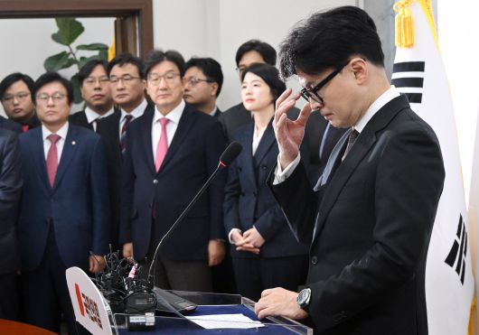 한동훈 국민의힘 대표가 16일 국회에서 대표직 사퇴 기자회견을 하고 있다./이덕훈 기자
