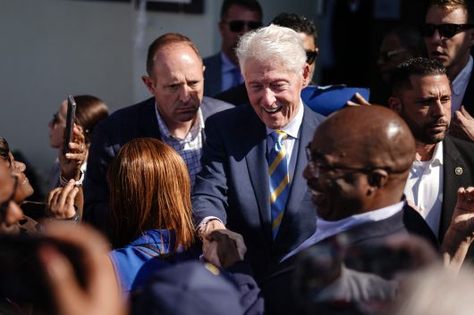 지난 10월 빌 클린턴 전 미국 대통령이 조지아주 콜럼버스의 민주당 선거 사무실 앞에서 지지자들과 악수하고 있다. /AFP 연합뉴스