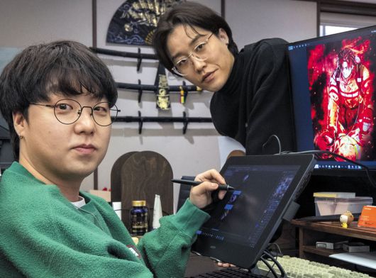 서울 서대문구 작업실에서 함께한 광운(왼쪽) 작가와 시니 작가. /김지호 기자